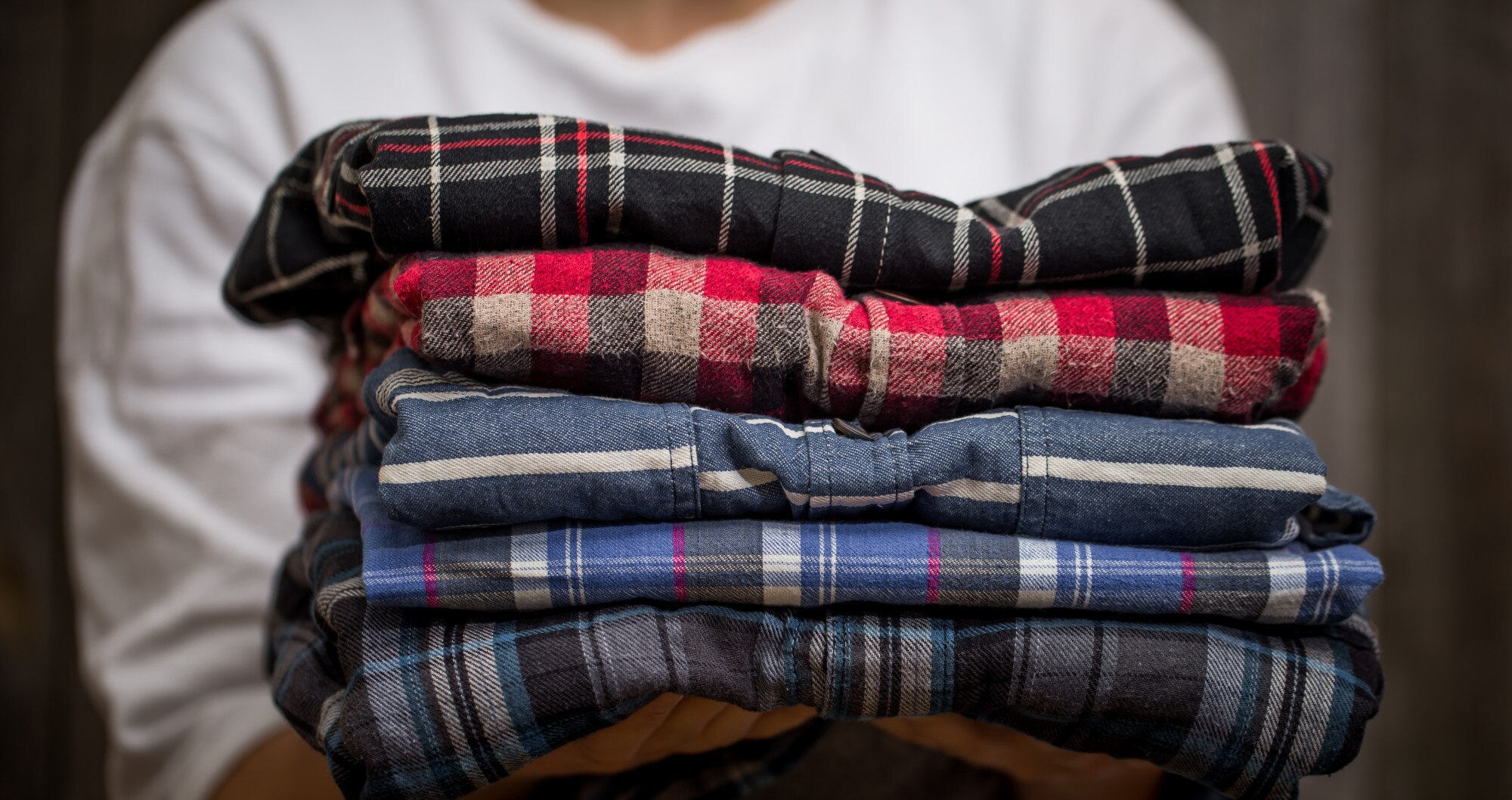 Beberapa jaket dan pakaian hangat tergantung rapi